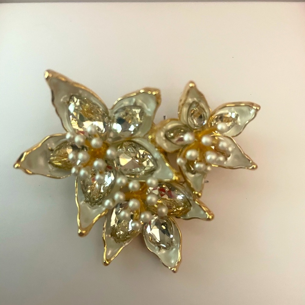 Gold tone Crystal/Pearl Flower Pin
